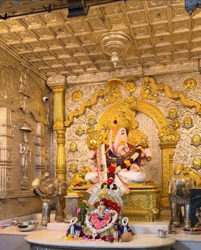 मा. श्री यांच्या हस्ते आरती मुखपृष्ठ छायाचित्र